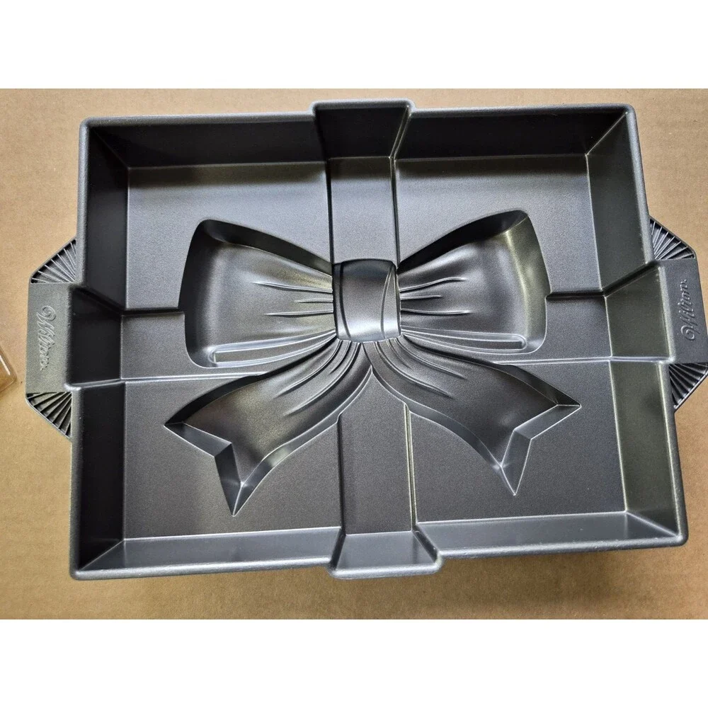Wilton Present Gift Box Cake Pan Birthday Celebration Holiday Party Aluminum 7C